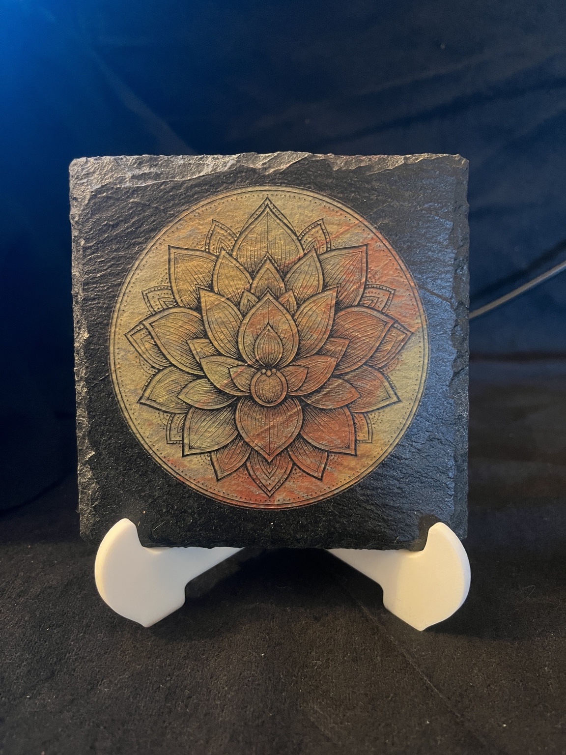 Farbig vorbereitetes Mandala auf Schiefer